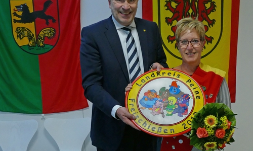 Erster Kreisrat Henning Heiß gratuliert der neuen Landkreis-Königin Gabriele Rosenow. Foto: Landkreis Peine