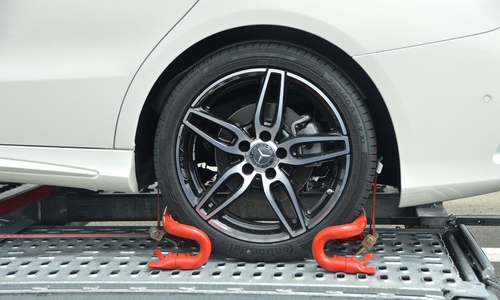 Zwei der Fahrzeuge mussten abgeschleppt werden. Symbolbild: Pixabay