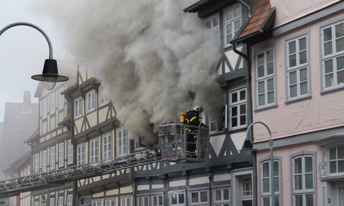 Im April 2017 hatte es in der Kleinen Kirchstraße ein verheerendes Feuer gegeben. In der Großen Kirchstraße am heutigen Montag war es zum Glück nur falscher Alarm. Archivfoto: regionalHeute.de
