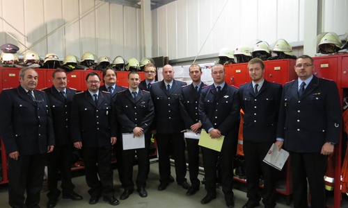 Die Geehrten und Beförderten (v.l.n.r): Kassenwart Hartmut Helwig, Stadtbrandmeister Rüdiger Hartmann, Gerätewart Thomas Kottwitz, Michael Hoge, Stv. Ortsbrandmeister Florian Moder, Curtis Radmer, Jugendfeuerwehrwart Benjamin Rischke, Gruppenführer Steffen Dolder, Jannik Jäger, Marco Langer, Ortsbrandmeister Holger Helwig. Foto. Privat