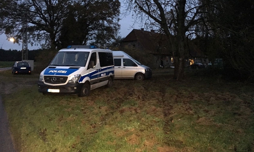 Das SEK rückte an und durchsuchte dieses verwaiste Haus. Video/Fotos: aktuell24(BM)