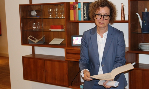 Museumsdirektorin Dr. Heike Pöppelmann in einem zeitgenössischen Wohnzimmer. Fotos: Alexander Dontscheff