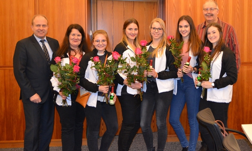 In lockerer Runde fand das Treffen mit den Damen der Jazzdance Formation des TC Schöningen und dem Landrat am vergangenen Donnerstag statt. Foto: Landkreis Helmstedt