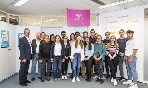 Oberbürgermeister Klaus Mohrs (links) mit den Teilnehmenden der Diskussionsrunde. Foto: Stadt Wolfsburg