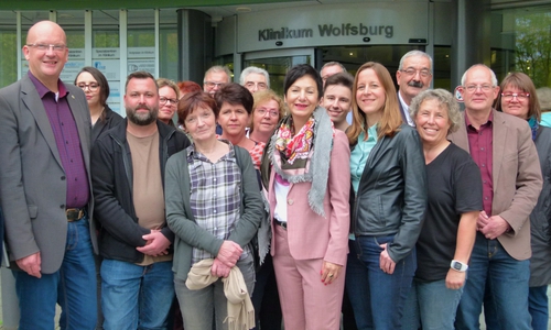 Klinikumsdirektor Wilken Köster (zweiter von rechts) führte die Mitglieder der SPD-Ratsfraktion durch den Neubau der Kinderklinik. Während des Rundgangs wurden Themen wie der  Fachkräftemangel bei Ärzten und beim Pflegepersonal sowie bezahlbarer Wohnraum für Auszubildende diskutiert. 

Foto: privat