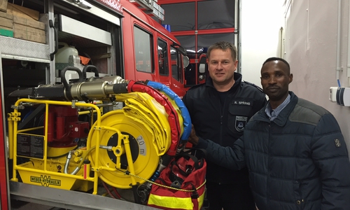 Flechtorfs Ortsbrandmeister Ralf Sprang beim Rundgang mit Jalal Daoud im Feuerwehrhaus. Foto: Privat