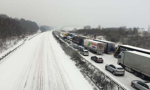 Anfang des Jahres kam der Verkehr auf der A2 schon einmal zum erliegen. Auch hier waren Schnee und Glätte Schuld. Symbolbild: 24-7aktuell(BM)