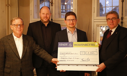 Norbert Pabst, Pfarrer Matthias Eggers, Christian Peyerl und Bürgermeister Thomas Pink (v. li.). Foto: Stadt Wolfenbüttel