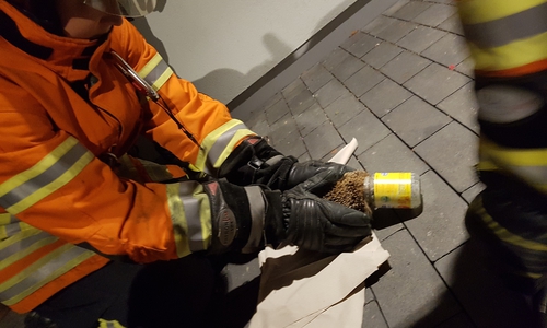Der Igel war in einem Glas stecken geblieben. Foto: Feuerwehr Braunschweig