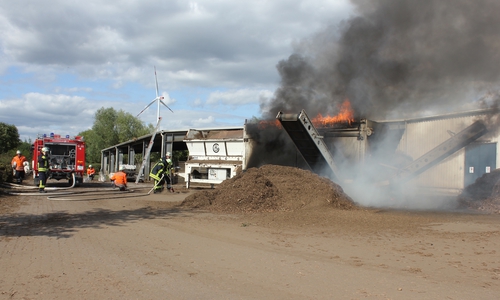 Die Feuerwehr konnte ein Übergreifen des Feuers auf die Halle verhindern. Fotos: Feuerwehr Hohenhameln
