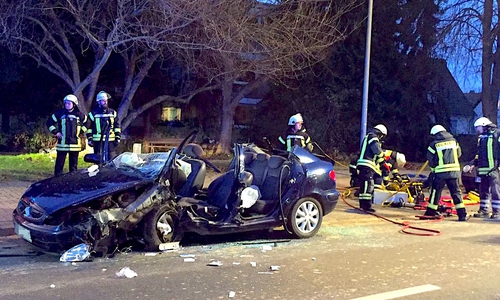Trümmerteile liegen über die gesamte Straße verteilt.   Von dem Citroën, aus dem eine Person befreit werden musste, ist nicht mehr viel zu erkennen. Fotos: Nick Wenkel