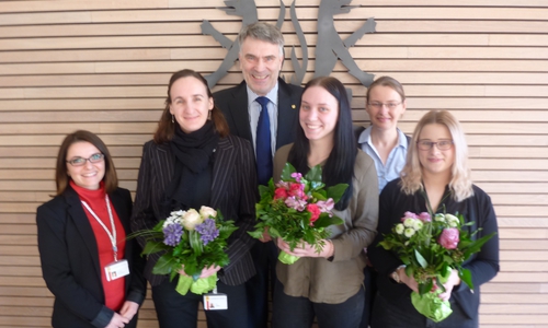 Mit Auszeichnung bestanden: Erster Kreisrat Heiß gratuliert zu Prüfungen
V.l.n.r.: Carmela Senatore (Personalrat), Kira Löhne, Erster Kreisrat Henning Heiß, Nadine Bewig, Nicole Papenberg (Ausbildungsleitung) und Larissa Lyzio. Foto: Landkreis Peine 