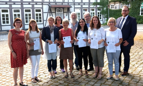 Die „Ausbildungslotsen“ erhielten ihre Zertifikate: (2.v.l.) Sylvia Wieczorek, Natalja Arndt, Frauke Hellwig, Dörte Kampani, Michael Psyk, Alcira Fernandez, Matthias Schenke, Britta Wieland-Ritter und Eila Sutela-Korty. Claudia Pinkert, Leiterin der Koordinierungsstelle Migration und Teilhabe des Bildungszentrums (links) und stellvertretender Landrat Julian Märtens (rechts) beglückwünschten die Teilnehmerinnen und Teilnehmer. Foto: Bildungszentrum im Landkreis Wolfenbüttel