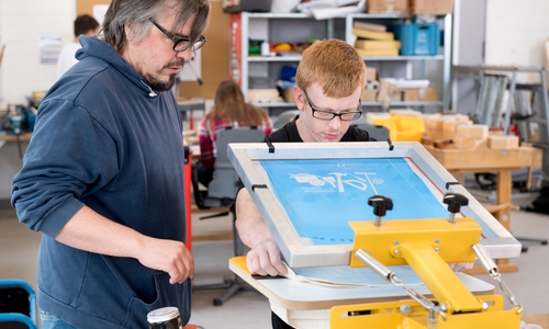 Der Berufsbildungsbereich der Abteilung Werkstätten (WfbM) in der Mehrwerk gGmbH bietet verschiedene Arbeits- und Qualifizierungsmöglichkeiten. Foto: Klaus G. Kohn/Ev. Stiftung Neuerkerode