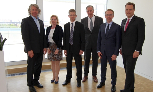 Der LSW-Aufsichtsratsvorsitzende im Kreise der wiederbestellten Geschäftsführer und neuen Aufsichtsratsmitglieder: Hans-Georg Bachmann, Kerstin Krätz, Dr. Frank Kästner, Jürgen Hüller, Dr. Laurenz Voss sowie Marten Bunnemann. Foto: LSW