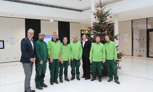 Mehrwerk-Geschäftführer Marcus Eckhoff, Gruppenleiter Andre Lindner, Manuel Gaunitz, Nico Hagen, Günther Baldauf (alle Grünwerker), Landtagspräsidentin Dr. Gabriele Andretta sowie Manuel Maaß und Jürgen Martan (beide Grünwerker).
Foto: Evangelische Stiftung Neuerkerode