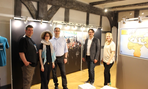 Marcus Laube (Ausstellungsteam, Fachdienst Jugendarbeit der Stadt Celle), Nicole Trnka (Museumpädagogin, Hoffmann-von-Fallersleben-Museum), Jens Hortmeyer (Geschäftsführer Stadtjugendring Wolfsburg e.V.), Kai Thomsen (Ausstellungsteam, Geschäftsführer der CD Kaserne gGmbH Celle) und Stefanie Fritzsche (Ausstellungsteam) eröffneten die Ausstellung "Oh, eine Dummel! Rechtsextremismus und Menschenfeindlichkeit in Karikatur und Satire" im Hoffmann-von-Fallersleben-Museum. Foto: Christoph Böttcher