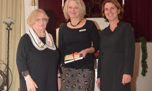 Inge Frenzel-Ellerbrock (von links) überreichte den Umschlag mit der Spende an Andrea Reinhardt-Ziola und Beate Schwarze vom Vorstand des Fördervereins des Frauenschutzhauses. Foto: privat