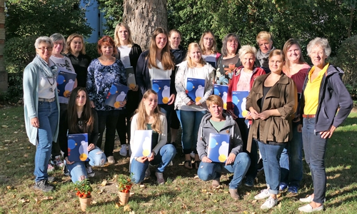 Ganz links: Dozentin Gaby Hentschel; Ganz rechts: Dozentin Gisela Röhling; 3. von rechts: Kerstin Wassmann (KVHS)
(Foto: Kreisvolkshochschule Peine)
