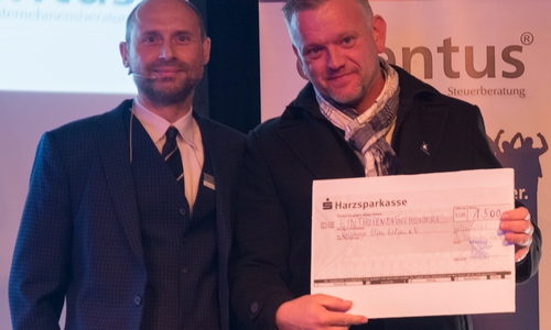 Marcus Weber-Wellegehausen und Jacek Voss präsentieren stolz den Scheck über 1500 Euro. Foto: Privat