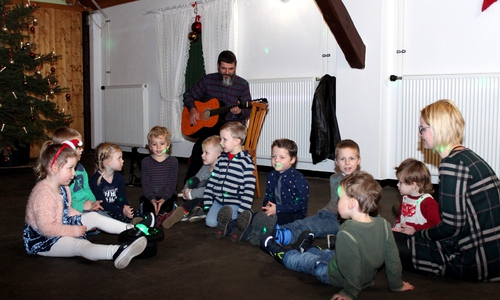 Jungen und Mädchen aus dem Roklumer Kindergarten begeisterten die Senioren.

Foto:Bernd-Uwe Meyer          