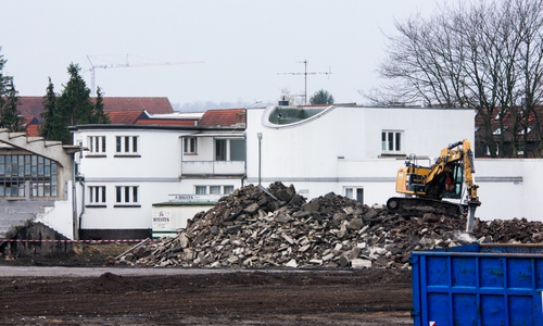 Die Abrissarbeiten auf dem Sportgelände Meesche sind weit vorangeschritten. Schon bald folgt das alte Vereinsheim. Fotos: Werner Heise