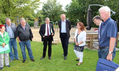 Der Sozialausschuss der Stadt tagte heute an der Adersheimer Straße 60, dem derzeitigen Domizil  der ehemaligen Kita Am Herzogtore und künftigen Kita Varieta am Sonnenhang. Kita-Leiterin Claudia Hesebeck (3. v. re.)  führte über das Gelände. Fotos: Alexander Dontscheff