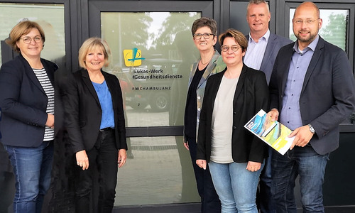  KTA Kerstin Jäger, Lukaswerk-Geschäftsführerin Petra Sarstedt-Hülsmann, KTAs Dorothea Dannehl, Britta Michel, Volker Meier und Andreas Weber.

Foto: CDU Helmstedt