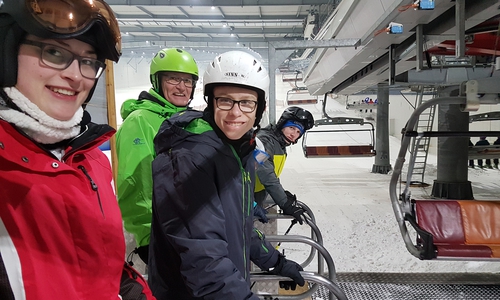 Die Wolfenbütteler Gruppe steht am Skilift im Snowdome Bispingen. Fotos: DRK-inkluzivo Wolfenbüttel gGmbH 