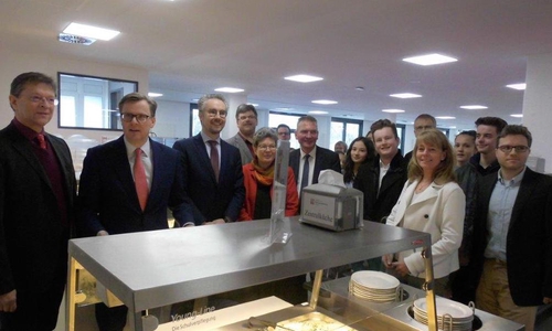 Landrat Dr. Andreas Ebel hat die neue Mensa vorgestellt und der Schule übergeben. Foto: Landkreis Gifhorn
