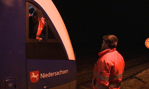 Ein Zugbegleiter und ein Lokführer wurden von zwei unbekannten Tätern bedroht. Symbolfoto: aktuell24