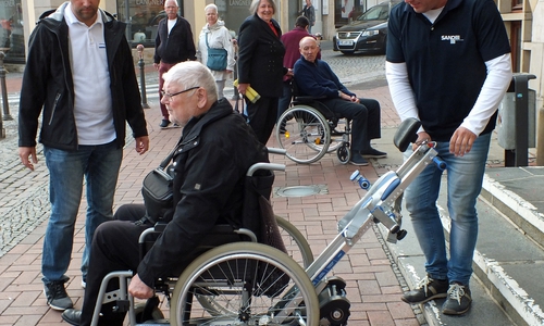Neuerlicher Versuch die Treppen im Rathaus mit einem technischen Hilfsmittel zu überwinden. Foto: Kreisverkehrswacht Helmstedt