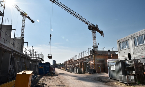 Blick in eine der künftigen Straßen der Hellwinkel Terrassen mit der Grundschule im Hintergrund. Foto: Stadt Wolfsburg/Lars Landmann.