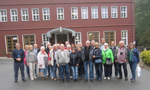 Die Gruppe vor der historischen Fassade des Wasserwerks an der Eckertalsperre – vor dem Rundgang durch die Staumauer. Fotos: SOVD Ilsede/R. Moritz
