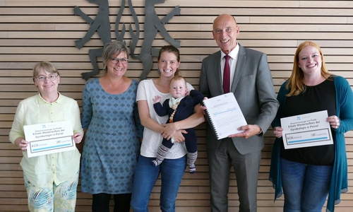 Heike Duckeck (von links), Pia Zwirner, Ann-Kristin Heiligmann-Föller mit Tochter Ida Sofie Föller sowie Selina Pannwitz (rechts) überreichten Landrat Franz Einhaus die Petition. Foto: Landkreis Peine