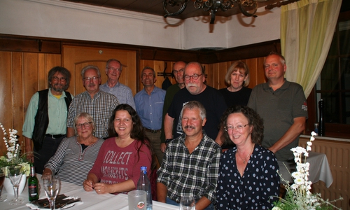 Mitglieder der Veltheimer Amphibienschutzgruppe trafen sich im Lindenhof: v.l. vorn: Ilsemarie Pahl, Gudrun Beckner, Achim Limburg, Bettina Bohr, hintere Reihe v.l.: Diethelm Krause-Hotopp, Heinz Künne, Klaus Seydel, Lutz Borrmann, Helmut Leunig, Helmut Dorfmann, Doris Uliczha und Carsten Pohl. Foto: Wilhelm Bertram