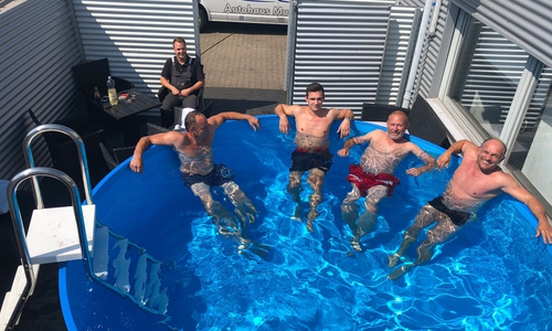 Kleine Abkühlung gefällig? Mitarbeiter können sich im Pool von der Hitze erholen. Foto: Autohaus Mura