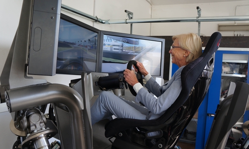  Dr. Sabine Johannsen testet den Fahrsimulator der Ostfalia Hochschule. 