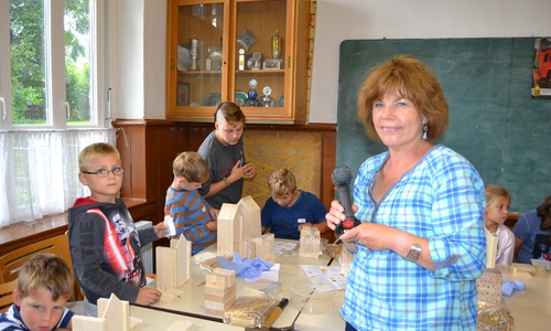  Annette Gerlach gibt Hilfestellung beim Zusammenbau der „Hotels“.
