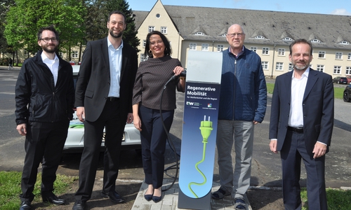 Große Freude herrschte bei den Kooperationspartnern bei der Eröffnung der neuen E-Ladesäule am Exer: tiw-Mitarbeiter Jones Büttner, Matthias Heck, Carola Weitner-Kehl, Wolf-Rüdiger Umbach und Klaus Schüßler. Fotos: tiw
