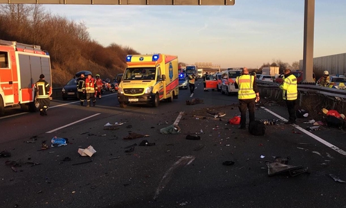 Auf der A2 blieb ein riesiges Trümmerfeld zurück. Fotos/Video: Aktuell24(KR)