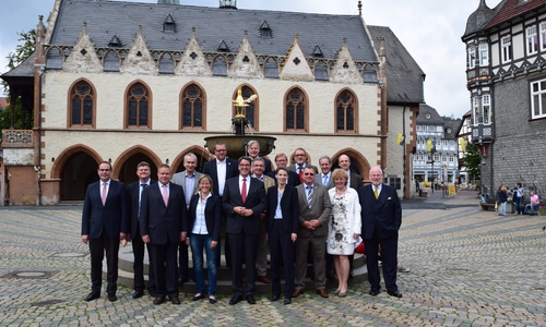 Hauptgeschäftsführer des Niedersächsischen Städtetages Heiger Scholz (vorne rechts), Oberbürgermeister Dr. Oliver Junk (Mitte) und Vorsitzender der Bezirkskonferenz und Bürgermeister der Stadt Helmstedt Wittich Schobert (vorne links) mit den Teilnehmern der Bezirkskonferenz Braunschweig. Foto: Stadt Goslar