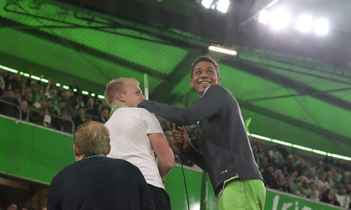 Publikumsliebling? Matchwinner Felix Uduokhai lässt sich feiern. Fotos: Agentur Hübner