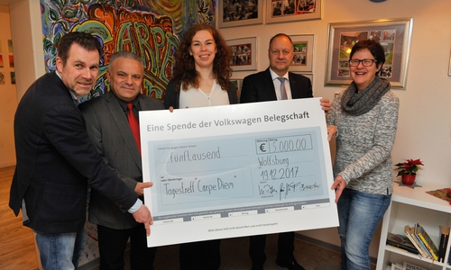 Volkswagen Belegschaftsspende von 5.000 Euro an den Tagestreff „Carpe Diem“ im Stadtzentrum von Wolfsburg übergeben: Michael Bahn, Regionalleiter der Diakonischen Gesellschaft Wohnen und Beraten, Betriebsräte Francescantonio Garippo und Sandra Bruder, Mathias Böke, Volkswagen Personal, und Dagmar Alphei, Sozialarbeiterin. Foto: Volkswagen AG