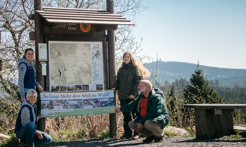 Die FÖJlerin Sophie Schreiber (2.v.rechts) hat mit Unterstützung weiterer Freiwilliger des Nationalparks Harz und der Nationalparkverwaltung eine Kampagne zur Müllvermeidung für einen sauberen Nationalpark entwickelt. Foto: Sebastian Berbalk