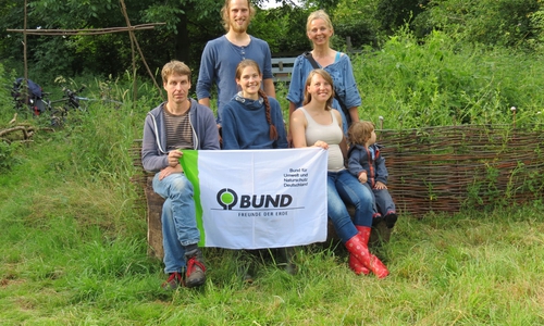 Neue BUND-Ortsgruppe "Waldgarten am Exer" vorne: Uli Engelke, Anita Siemon, Anne Bodemer und Levi. hinten: Alexander Siemon, Susanne Kracht (BUND Kreisgruppe), Foto: Dalchow