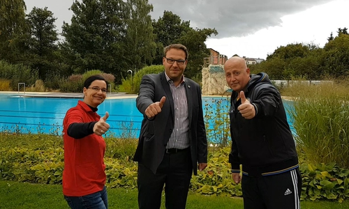 Veronika Koch, Förderverein Freizeitbad Grasleben, Gero Janze, Samtgemeindebürgermeiste, und Maik Siemann, Schwimmmeister, freuen sich auf die nächste Saison. Foto / Video: Samtgemeinde Grasleben