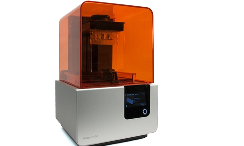  Einer der am Institut für Elektrische Messtechnik und Grundlagen der Elektrotechnik verwendeten 3D-Drucker: Formlabs Form 2.
