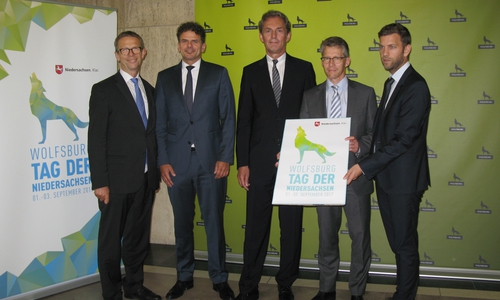 Oberbürgermeister Klaus Mohrs, Christoph Adomat (Volkswagen), Gerhard Döpkens (Sparkasse Gifhorn-Wolfsburg), Dr. Frank Kästner (Stadtwerke Wolfsburg), Dennis Weilmann (Stadt Wolfsburg). Foto: Stadt Wolfsburg

