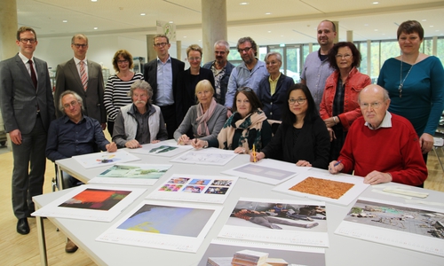 Im Beisein von Vertretern des Fördervereins ready4work, der Heinrich-Nord-Gesamtschule sowie der Sponsoren signierten die 10 KW  alle 400 Exemplare des ready4work-Kunstkalenders in der Arena der Wolfsburg AG. Foto: Wolfsburg AG